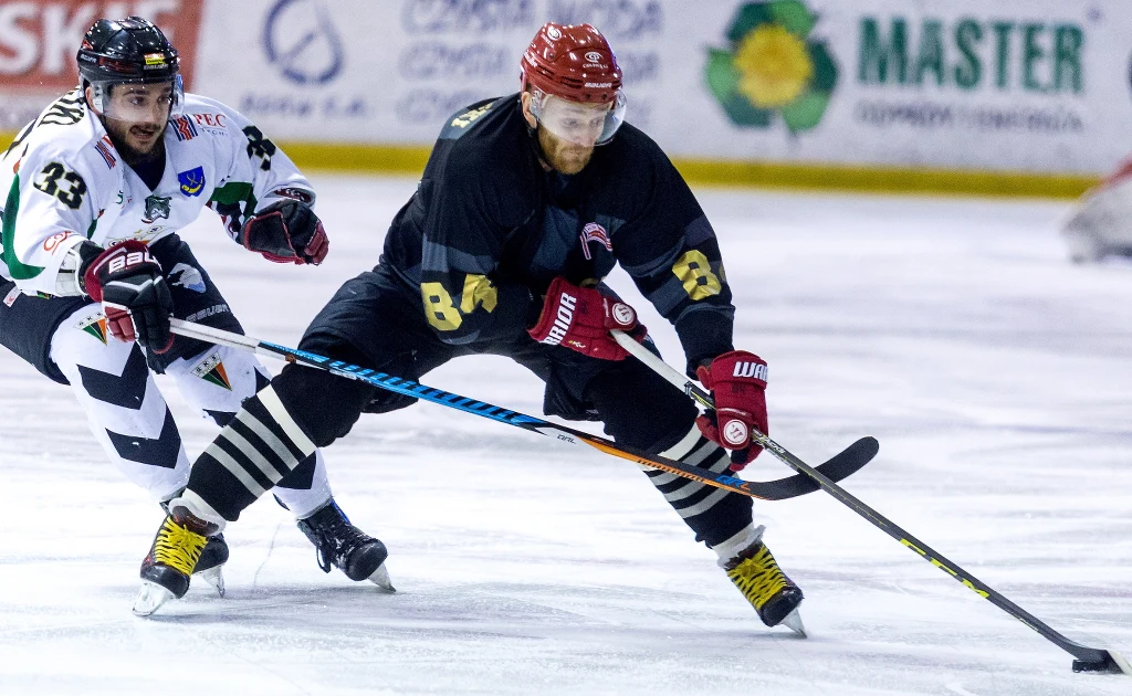 Hokeista GKS Tychy Marcin Horzelski (L) i Filip Drzewiecki (P) z Comarch Cracovii Hokeista GKS Tychy Marcin Horzelski (L) i Filip Drzewiecki (P) z Comarch Cracovii