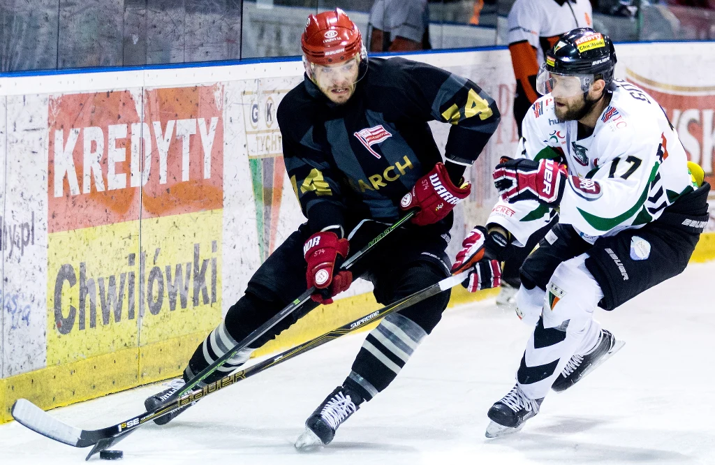 Hokeista GKS Tychy Kamil Górny (P) i Petr Kalus (L) z Comarch Cracovii Hokeista GKS Tychy Kamil Górny (P) i Petr Kalus (L) z Comarch Cracovii