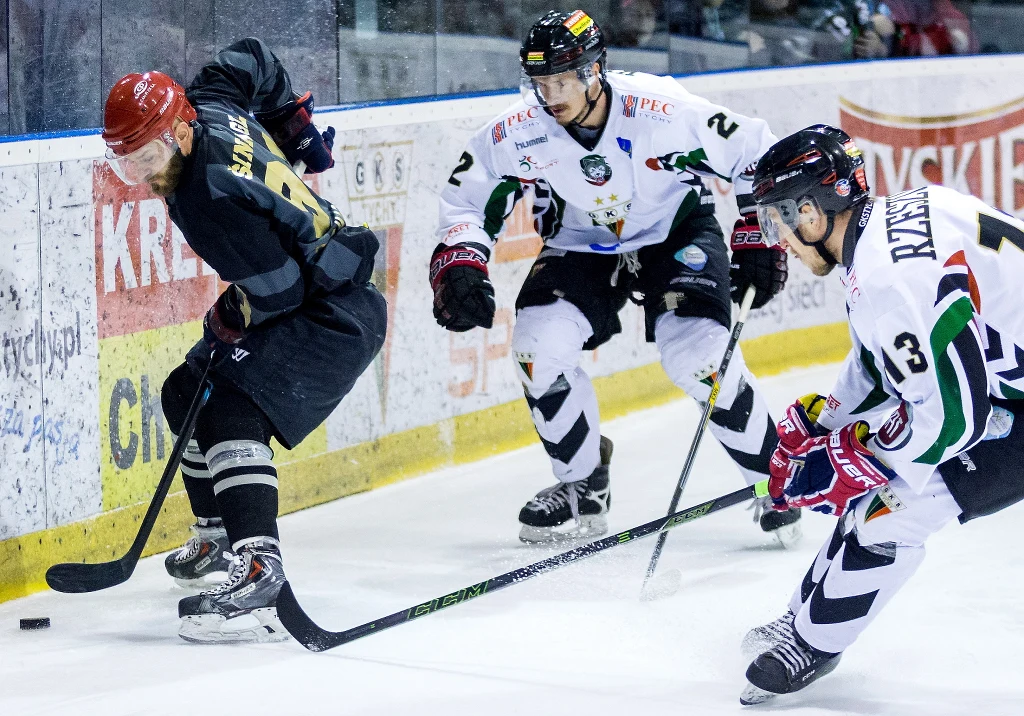 Hokeiści GKS Tychy Jarosław Rzeszutko (P) i Petr Kubosz (C) oraz Petr Szinagl (L) z Comarch Cracovii Hokeiści GKS Tychy Jarosław Rzeszutko (P) i Petr Kubosz (C) oraz Petr Szinagl (L) z Comarch Cracovii