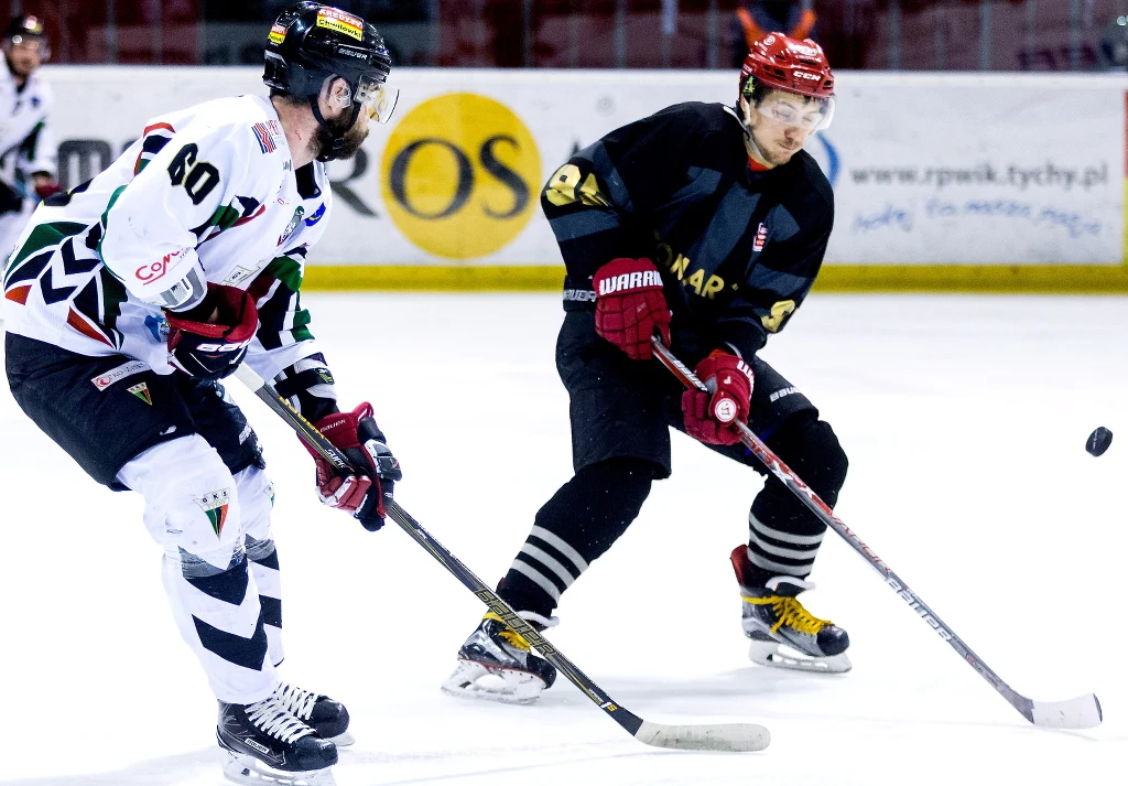 Hokeista GKS Tychy Miroslav Zatko (L) i Filip Drzewiecki (P) z Comarch Cracovii Hokeista GKS Tychy Miroslav Zatko (L) i Filip Drzewiecki (P) z Comarch Cracovii