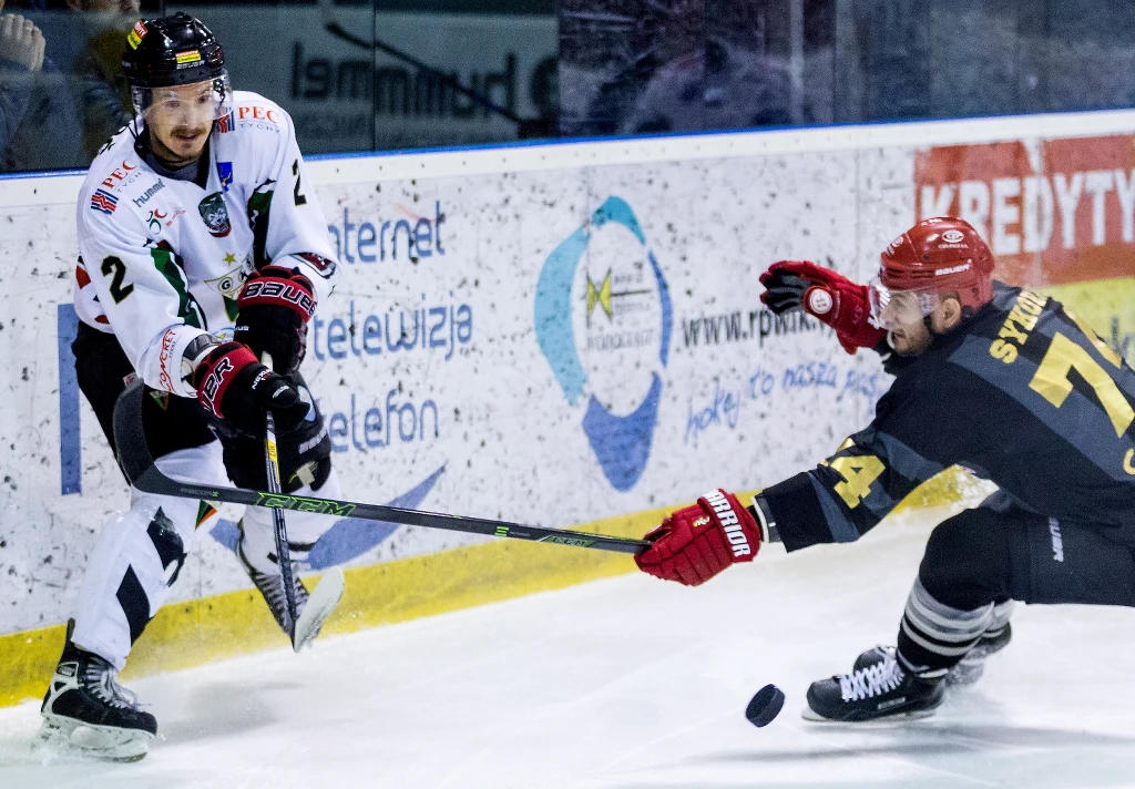 Hokeista GKS Tychy Petr Kubosz (L) i Tomas Sykora (P) z Comarch Cracovii Hokeista GKS Tychy Petr Kubosz (L) i Tomas Sykora (P) z Comarch Cracovii