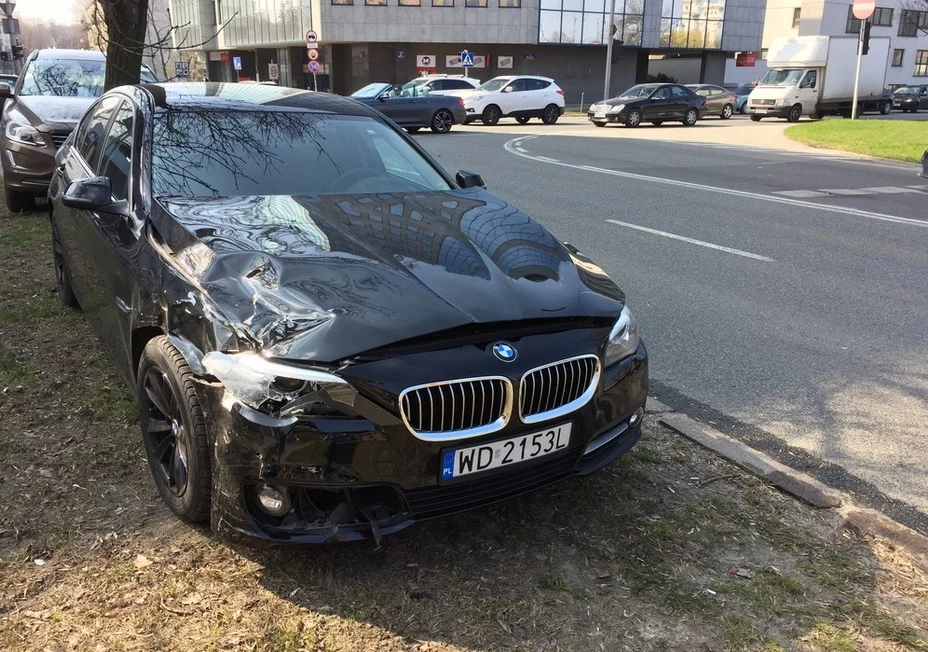 BMW, należące do Żandarmerii Wojskowej, zostało lekko uszkodzone