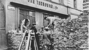 Budowa muru w wyznaczonej przez Niemców żydowskiej dzielnicy Warszawy