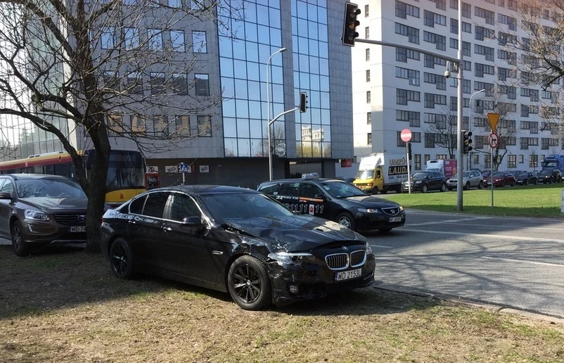 BMW serii 5, należące do Żandarmerii Wojskowej, uderzyło w prawidłowo jadące Volvo XC60