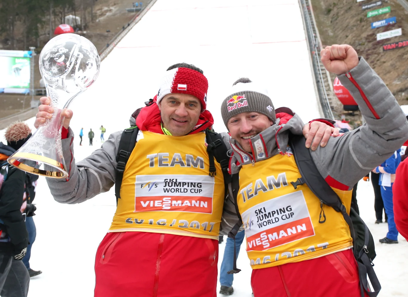 Stefan Horngacher (z lewej) z Pucharem Narodów i Adam Małysz w Planicy