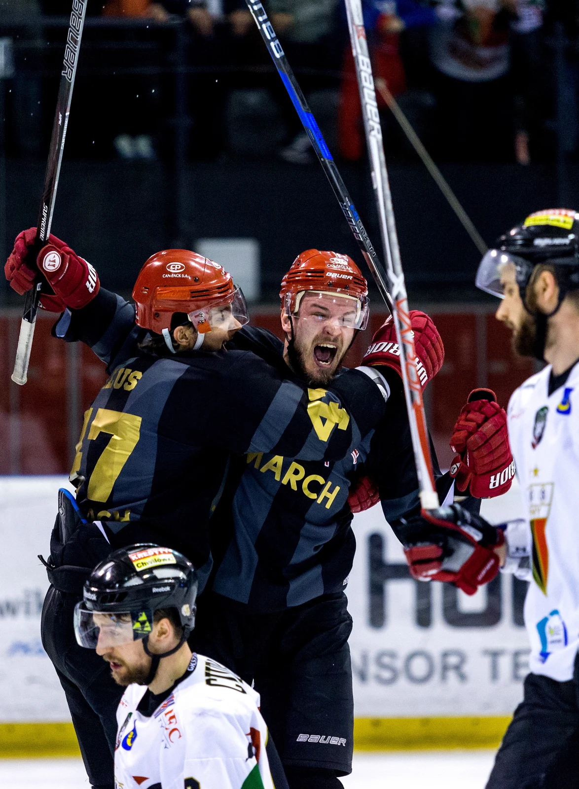 Petr Kalus i Tomasz Sykora z Comacrh Cracovii cieszą się z pokonania GKS-u w Tychach. Petr Kalus i Tomasz Sykora z Comacrh Cracovii cieszą się z pokonania GKS-u w Tychach.