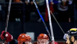 Petr Kalus i Tomasz Sykora z Comacrh Cracovii cieszą się z pokonania GKS-u w Tychach.