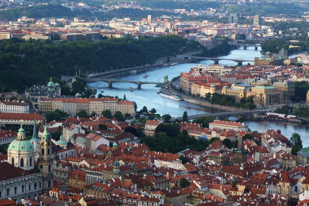 Czesi zorganizowali "jeden z większych protestów w historii". Na zdjęciu Praga - widok z wieży na Petrin
