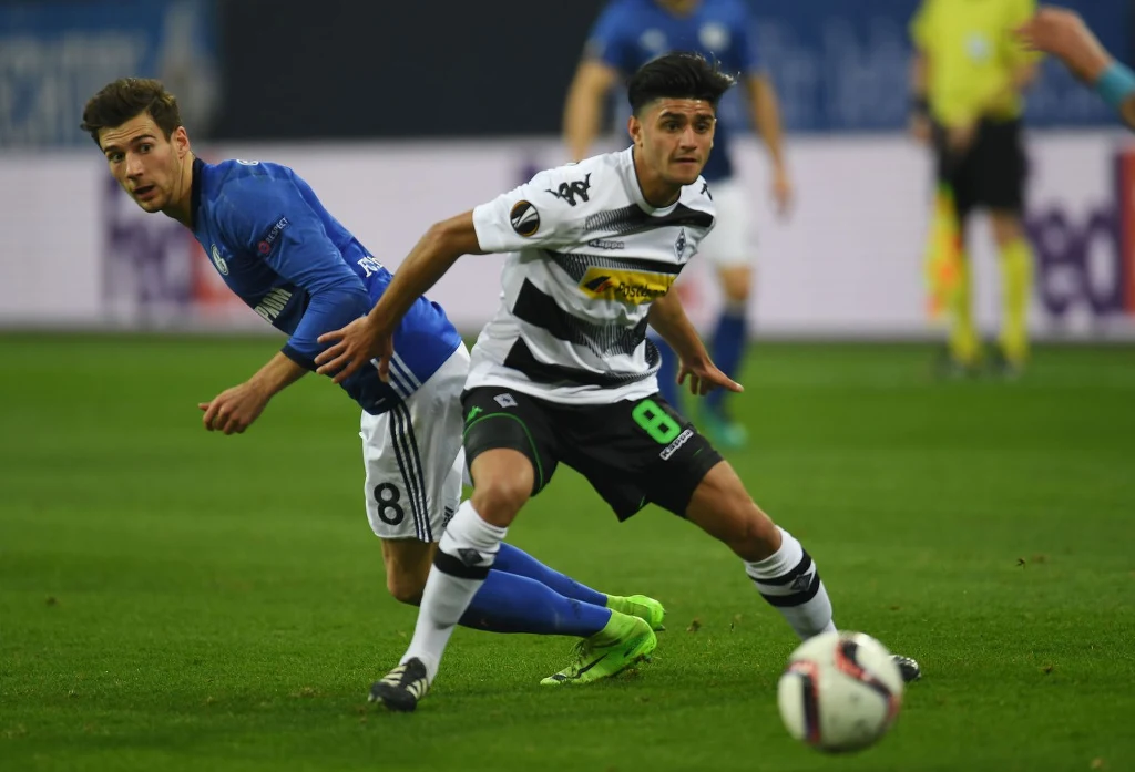 Mahmoud Dahoud (koszulka w pasy) Mahmoud Dahoud (koszulka w pasy)