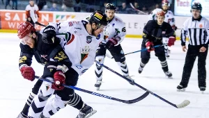 Hokeista GKS Tychy Jan Semorad (P) i Matus Chovan (L) z Comarch Cracovii 