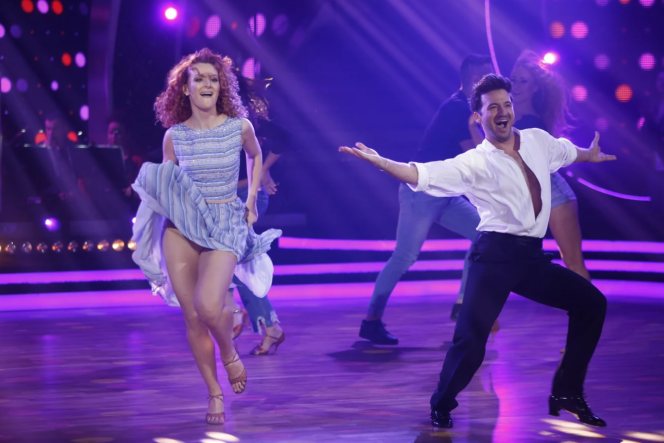 Iwona Cichosz i Stefano Terrazzino rozpoczęli parkietowe zmagania od jive’a. „Muzyczną symfonią” nazwał występ pary Michał Malitowski. Juror przyczepił się jednak do „rozlatania” całości. „Ręce i nogi bliżej centrum”- zwrócił uwagę, nad czym musi popracować Cichosz. Iwona Pavlović zwróciła uwagę na te momenty występu, w których jedna z faworytek do Kryształowej Kuli musiała radzić sobie solo, bez Stefano Terrazzino. „Masz szósty zmysł, tańczysz dokładnie w muzyce” – powiedziała Czarna Mamba. Przyznała jednak, że w całym swingu „zabrakło jej bioder”. Para dostała 36 punktów.