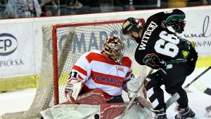 Bramkarz Comarch Cracovii Rafał Radziszewski (L) i Jakub Witecki (P) z GKS Tychy