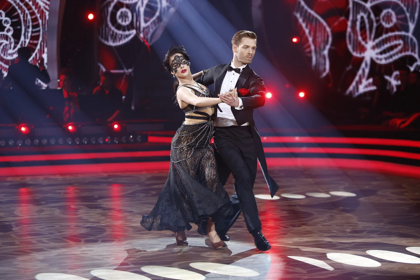 Marcin Korcz i Wiktoria Omyła zatańczyli fokstrota. „Ładnie i poprawnie” – krótko podsumowała Iwona Pavlović. Czarna Mamba przyczepiła się wyłącznie do otwartych palców dłoni aktora. ”Nie utopiłeś się w tej głębokiej wodzie” – Michał Malitowski zwrócił uwagę na fakt, że fokstrot jest najtrudniejszym ze standardowych tańców. Juror zauważył jednak „za duże odchylenie” Korcza. Para otrzymała jednak wysoką notę 36 punktów.