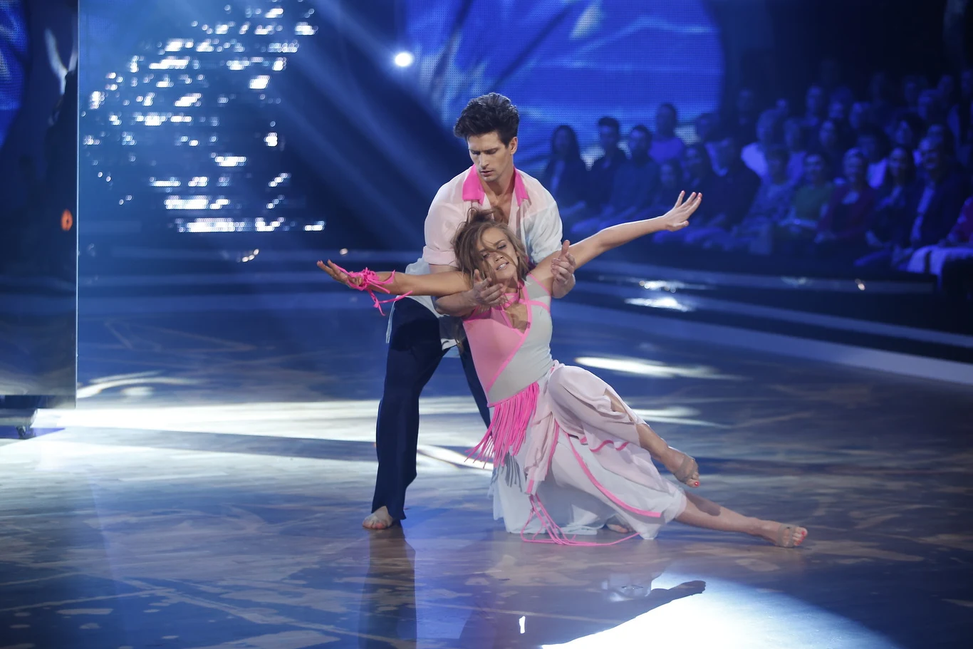 Michał Malinowski i Agnieszka Kaczorowska zaprezentowali taniec współczesny. „Swoboda ruchu, piękna choreografia, elementy akrobatyczne” – wymieniała mocne punkty występu Iwona Pavlović. ”Dla mnie to za mało” – przyznała jednak Czarna Mamba. Jurorce przeszkadzało, że „każdy tańczył oddzielnie” – zwróciła uwagę na brak chemii między partnerami. „Dobrze partnerujesz, tej iskierki może nie ma, ale technicznie super”- nie zgodził się Michał Malitowski. Para otrzymała 27 punktów.d