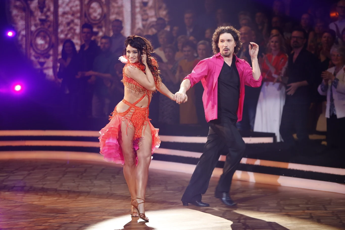 Mariusz Kałamaga i Walerija Żurawlewa zatańczyli sambę. Iwona Pavlović zwróciła uwagę na „taneczną inteligencję” komika. „Nie tańczysz dobrze, ale dograsz, dopowiesz, dorobisz” – kontynuowała jurorka. „Drewniana noga dziś była, staw skokowy nie pracował w ogóle”- narzekała Czarna Mamba. „To była koślawa samba, ale z przyjemnością się na pana patrzy” – dodał Andrzej Grabowski. Michał Malitowski nic nie powiedział, wszedł tylko na parkiet i pokazał Kałamadze, jak należy kręcić biodrami. Komik nie pozostał dłużny i już po otrzymaniu od jurorów 25 punktów zaczął przedrzeźniać Malitowskiego.