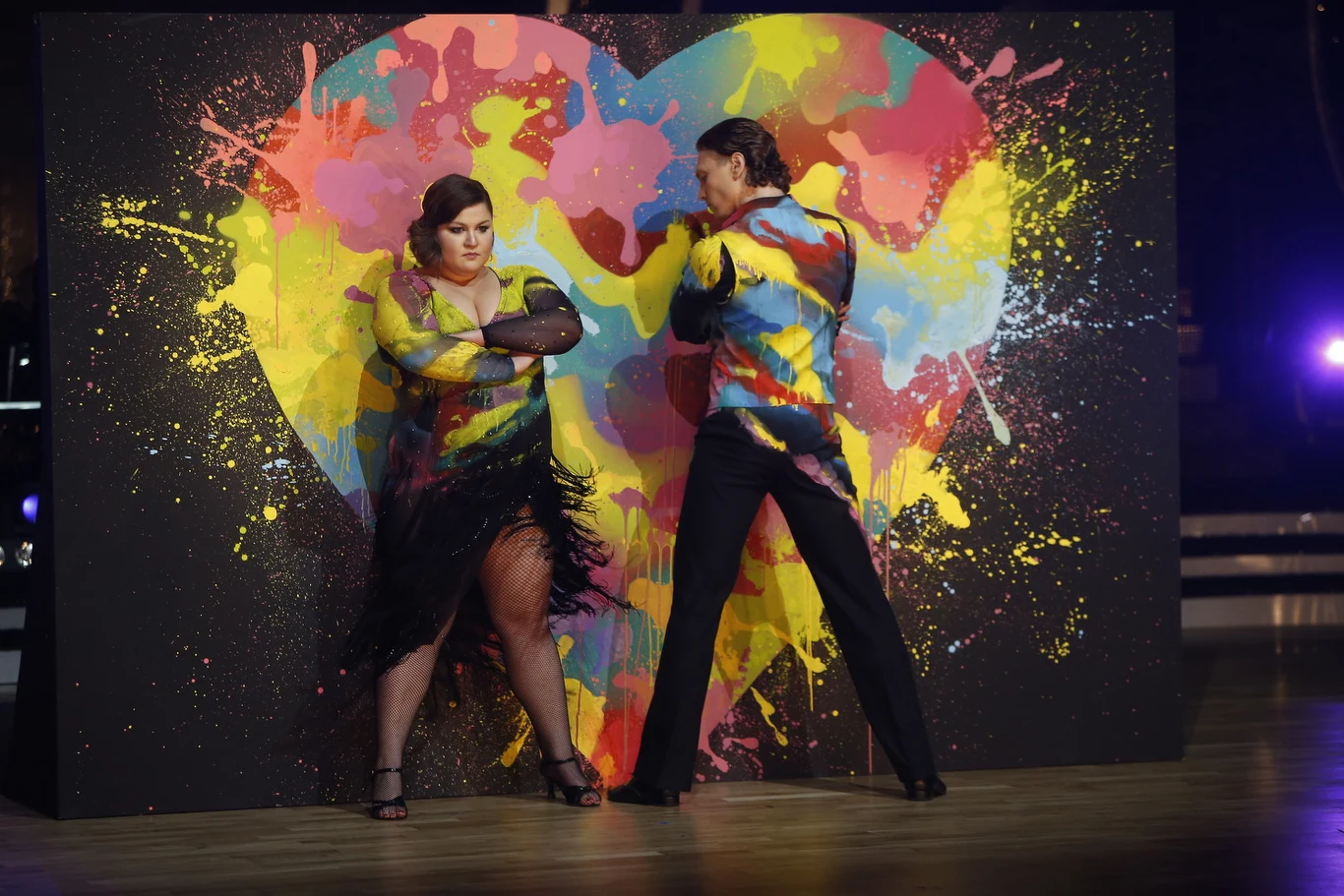 Dominika Gwit i Żora Korolyov wykonali tango argentyńskie. „A niech to gwit! Trzy razy E: ekspresja, emocje i energia” – Michał Malitowski był pod wrażeniem występu aktorki. „Brawo, nieczęsto się zdarza, żeby ktoś zrobił tu szpagat” – Iwona Pavlović pochwaliła gimnastyczny aspekt występu. Czarna Mamba skrytykowała jednak pracę stóp Gwit. Para otrzymała 29 punktów.