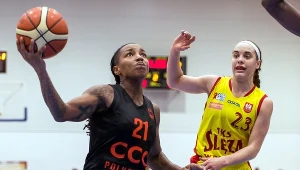 Koszykarka Ślęzy Wrocław Marissa Kastanek (P) i Jamierra Faulkner (L) z CCC Polkowice