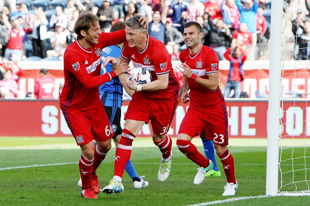 Bastian Schweinsteiger (w środku), z prawej Nemanja Nikolić
