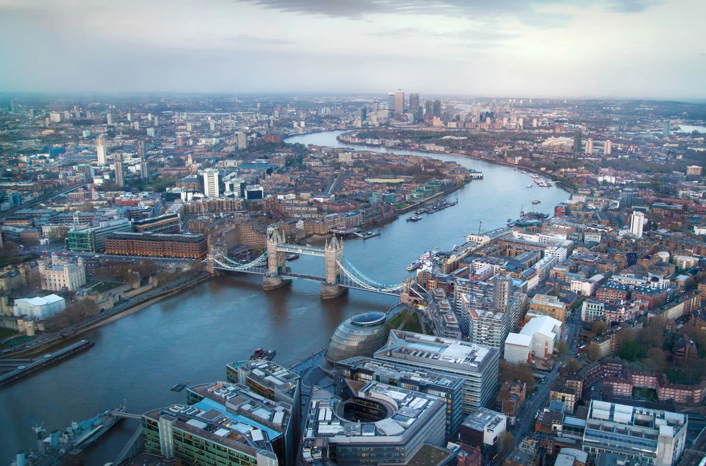 Londyn i przepływająca przez miasto Tamiza; zdj. ilustracyjne 