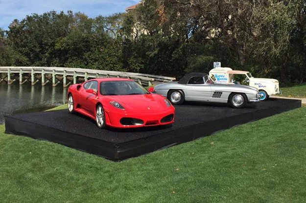 Ferrari F430 F1 coupe, którego właścicielem był  Trump. W tle Mercedes-Benz 300 SL roadster