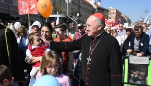 Metropolita warszawski, kardynał Kazimierz Nycz wśród uczestników marszu. XII Marsz Świętości Życia przeszedł Krakowskim Przedmieściem z pl. Zamkowego do bazyliki św. Krzyża w Warszawie