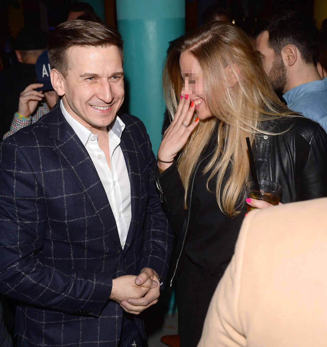 Tomasz Barański z tajemniczą blonydnką