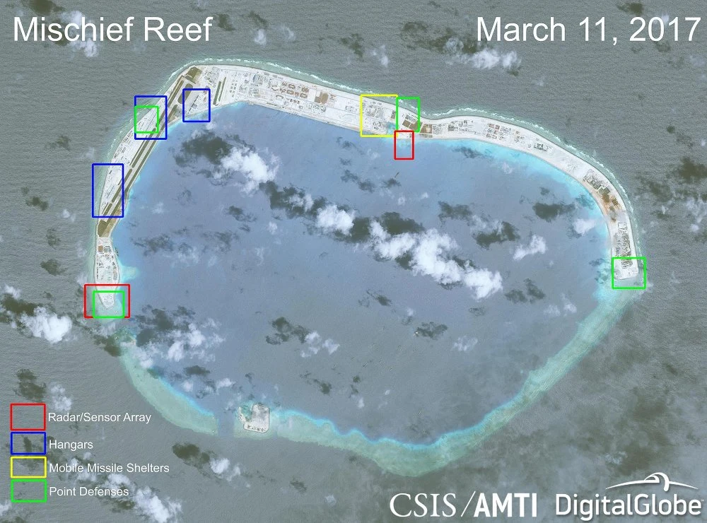 Jedna z rozbudowanych wysepek z nowymi chińskimi instalacjami wojskowymi. Fot. CSIS/AMTI, DigitalGlobe