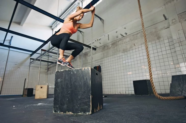 Tabata to pomysł na szybki trening dla każdego. Bez względu na to czy ćwiczysz od lat, czy jesteś zupełnie zielona w tym temacie, szybki aerobowy trening sprawdzi się u ciebie doskonale. 