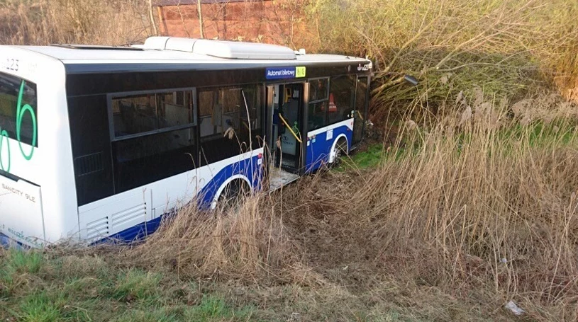 Fot. Autobus MPK wjechał do rowu /MPK Kraków, Facebook