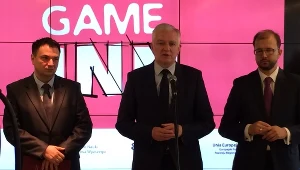 Konferencja w Krakowskim Parku Technologicznym. Od lewej: prof. Aleksander Nawrat, wicepremier Jarosław Gowin, prof. Maciej Chorowski