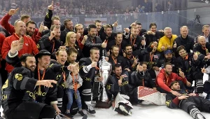 Hokeiści Comarch Cracovii po zdobyciu mistrzostwa Polski.
