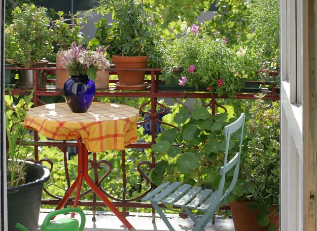 Balkon po gruntowym sprzątaniu stanie się miejscem idealnym do odpoczynku