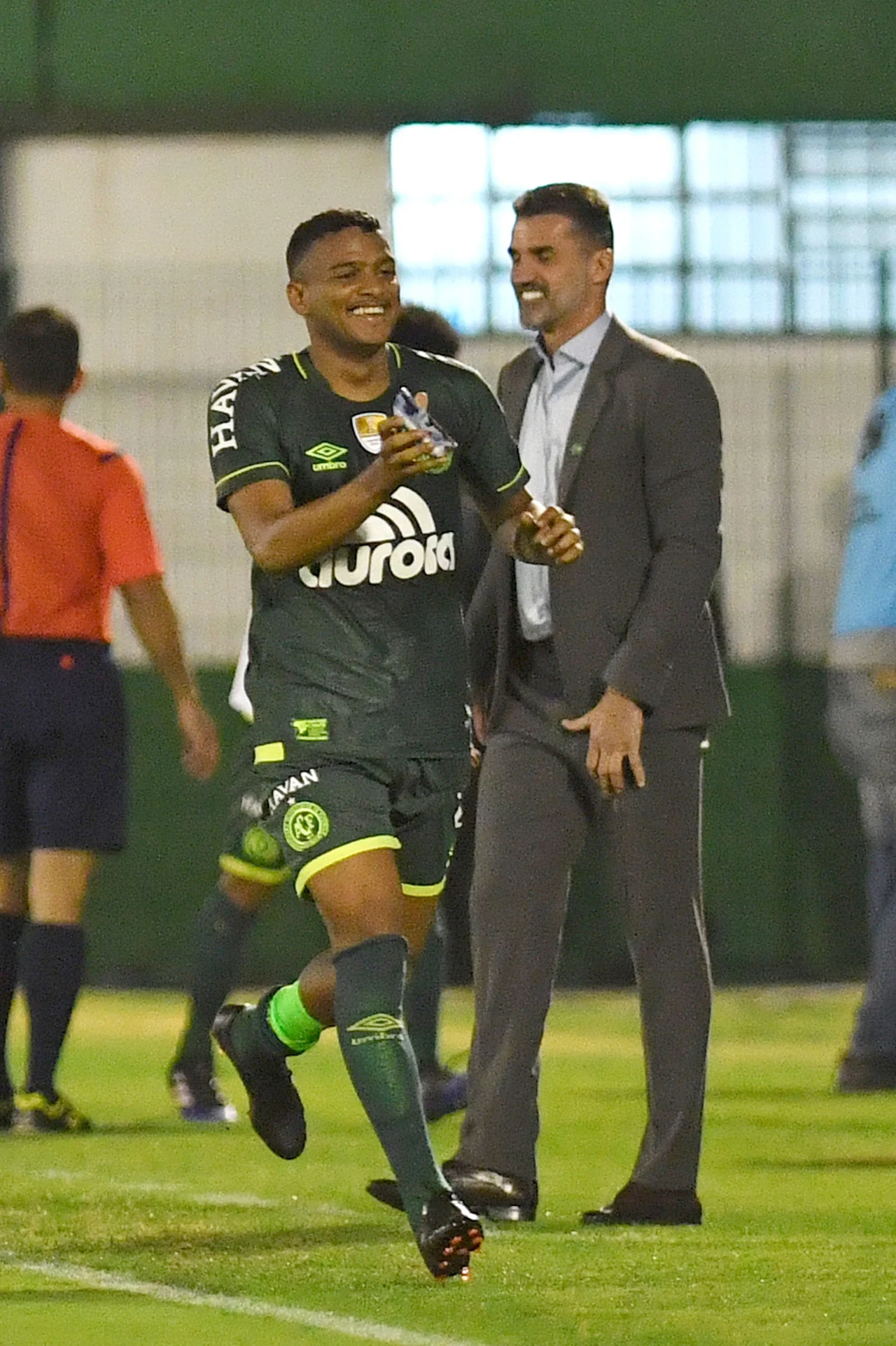 Reinaldo cieszy się po golu dla Chapecoense Reinaldo cieszy się po golu dla Chapecoense