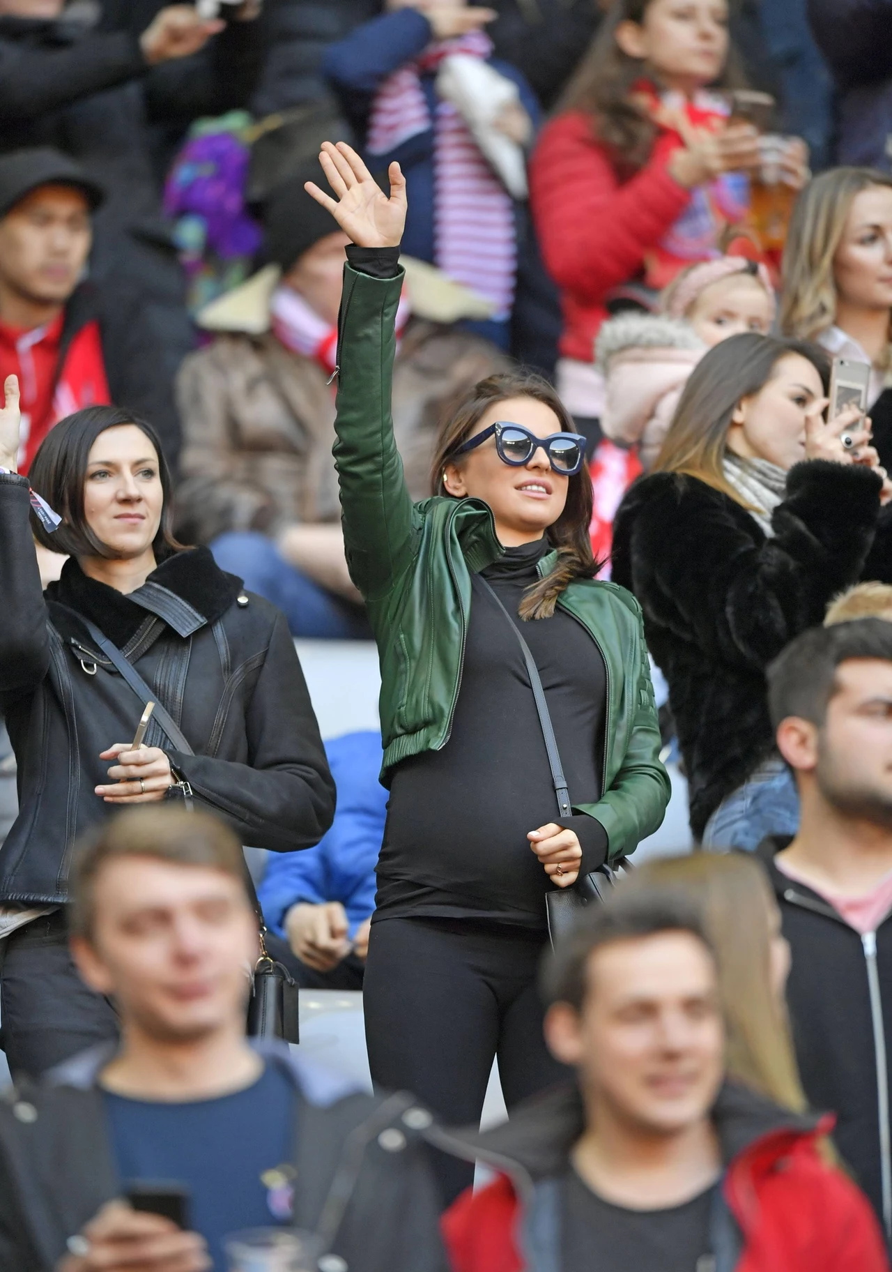 Anna Lewandowska nawet w końcowym etapie ciąży pozostaje bardzo aktywna i do tego namawia też swoje fanki Anna Lewandowska nawet w końcowym etapie ciąży pozostaje bardzo aktywna i do tego namawia też swoje fanki