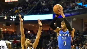 Russell Westbrook (z piłką)