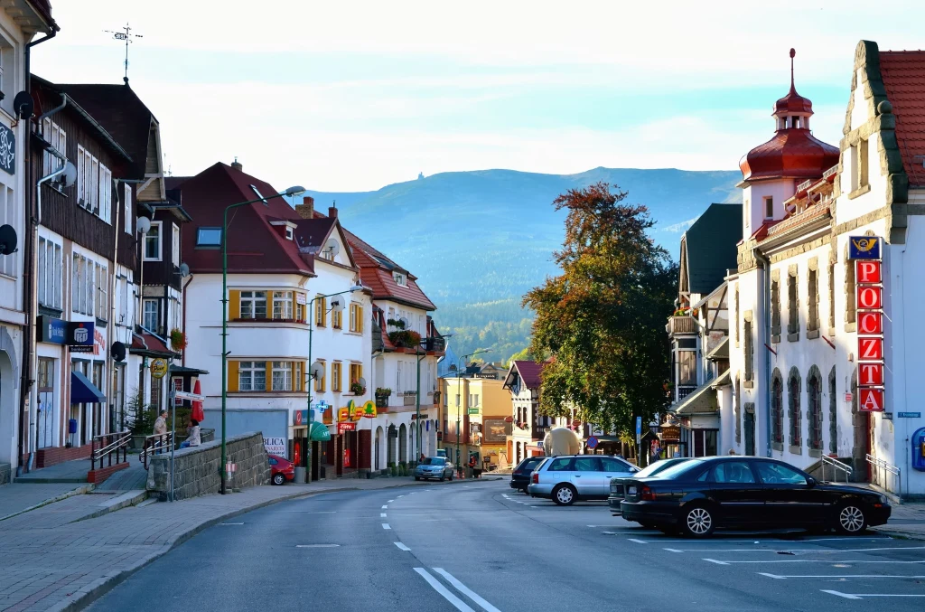 Turyści, którzy wynajęli apartament w Szklarskiej Porębie, pozostawili po sobie śmieci walające się po całym mieszkaniu. 