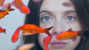 Bel Powley jako tyłowa bohaterka filmu "Carrie Pilby"