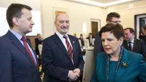 Premier Beata Szydło podczas posiedzenia Rady Ministrów. Z lewej ministrowie: Mariusz Błaszczak i Antoni Macierewicz