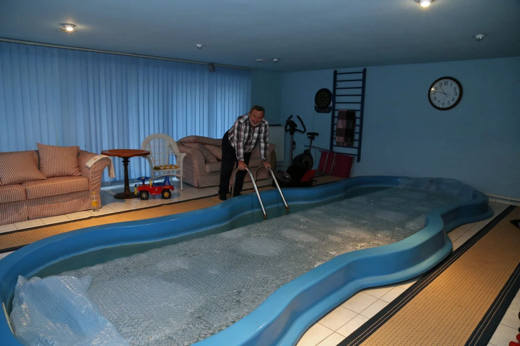 W domu Drozda ma nawet basen! W domu Drozda ma nawet basen!