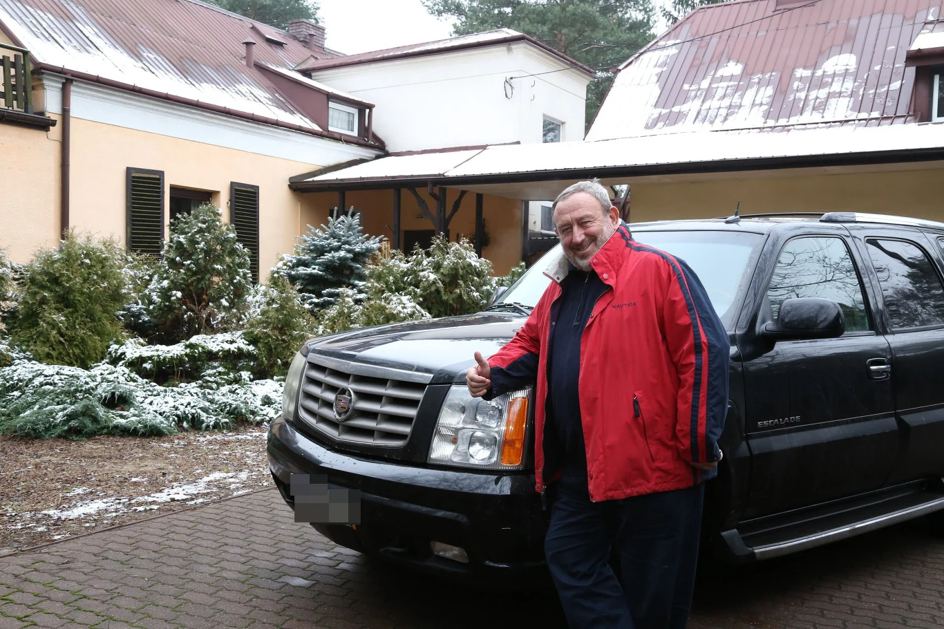 Tadeusz Drozda przed domem w Radości