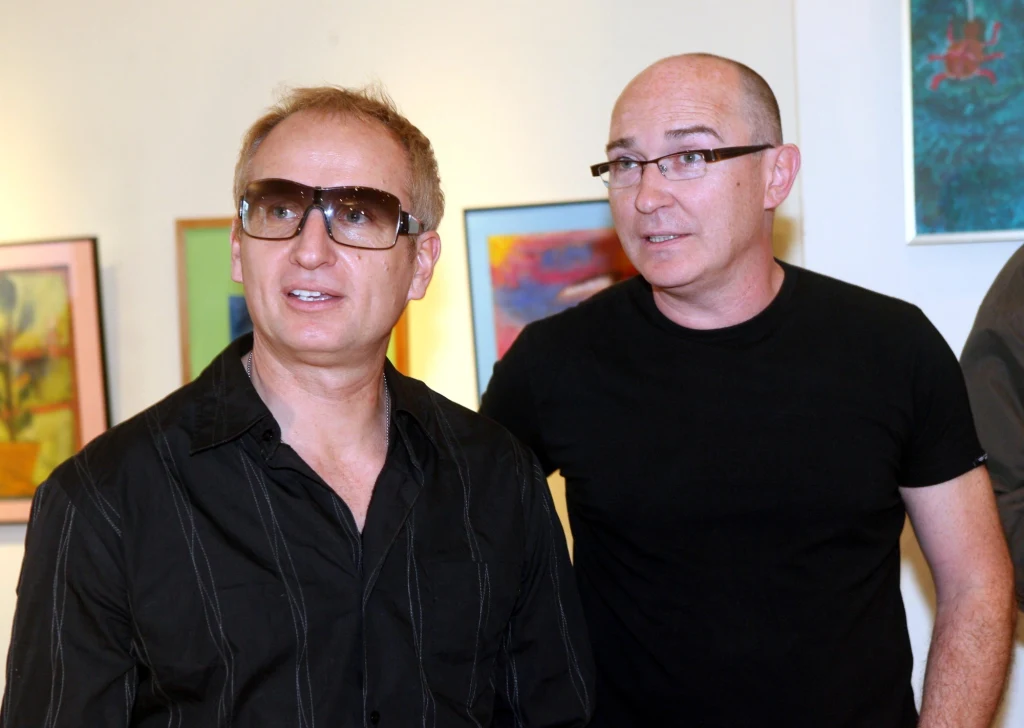 Kiedyś z Markiem Kościkiewiczem na scenie święcili triumfy. Dziś są w konflikcie, a każdy z nich koncertuje pod tą samą nazwą – De Mono. Jest to trudne, tym bardziej że zespół obchodzi w tym roku 30-lecie pracy Kiedyś z Markiem Kościkiewiczem na scenie święcili triumfy. Dziś są w konflikcie, a każdy z nich koncertuje pod tą samą nazwą – De Mono. Jest to trudne, tym bardziej że zespół obchodzi w tym roku 30-lecie pracy