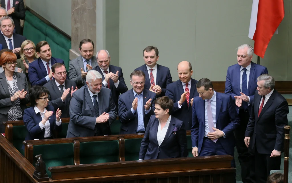 remier Beata Szydło (C) po swoim wystąpieniu podczas sejmowej debaty nad wnioskiem PO o konstruktywne wotum nieufności wobec rządu
