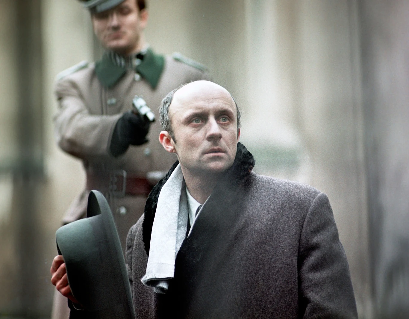 Rok 1972 był przełomowy w życiu Walczewskiego. Aktor przeniósł się z Krakowa do Warszawy. Początkowo związał się z Teatrem Współczesnym. Po roku zamienił go na Teatr Ateneum im. Jaracza - występował tam w latach 1973-1976. Przez 10 lat występował w Teatrze Studio (1982-1992). Najsilniej Walczewski związany był z Teatrem Dramatycznym, gdzie grał - z przerwami - przez prawie 30 lat, od 1976 do 2004 roku.

Na zdjęciu - w filmie Andrzeja Żuławskiego "Trzecia cześć nocy"
 