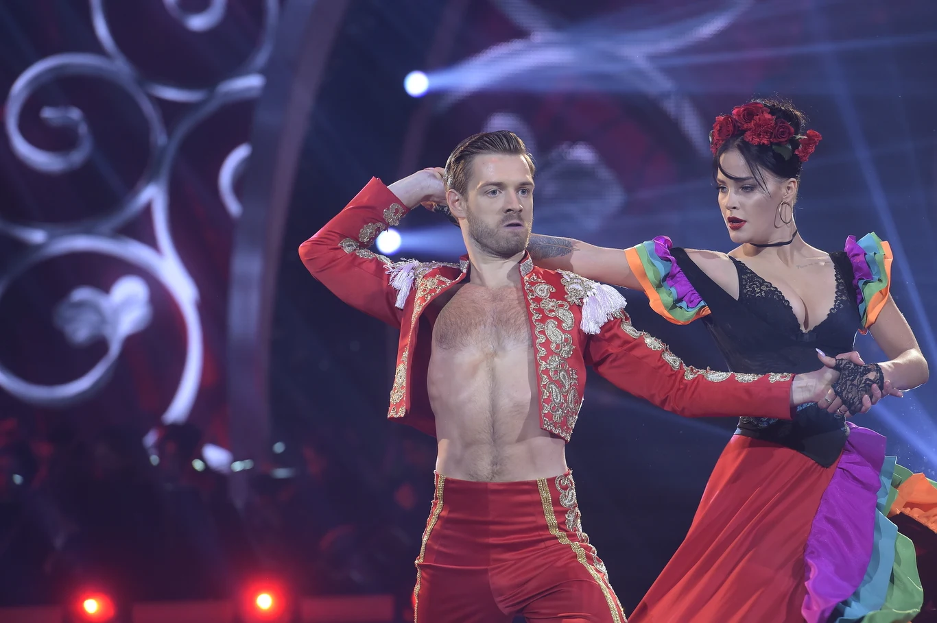 Pasodoble zatańczyli Marcin Korcz i Wiktoria Omyła. „Dobre, tradycyjne, konserwatywne pasodoble” – oceniła Iwona Pavlović. Jurorka przyczepiła się jednak do „nieszczęsnych pośladków” (chodziło o niepotrzebnie wypiętą pupę aktora). Michał Malitowski dodał, że był to „technicznie jeden z lepszych tańców tej edycji”. Dodał jednak, że zabrakło mu napięcia. „W pasodoble, jak w seksie, napięcie musi rosnąć. Najpierw rosło, potem prysło. A szczytowania nie było” – powiedział juror. Para otrzymała jednak aż 38 punktów. Pasodoble zatańczyli Marcin Korcz i Wiktoria Omyła. „Dobre, tradycyjne, konserwatywne pasodoble” – oceniła Iwona Pavlović. Jurorka przyczepiła się jednak do „nieszczęsnych pośladków” (chodziło o niepotrzebnie wypiętą pupę aktora). Michał Malitowski dodał, że był to „technicznie jeden z lepszych tańców tej edycji”. Dodał jednak, że zabrakło mu napięcia. „W pasodoble, jak w seksie, napięcie musi rosnąć. Najpierw rosło, potem prysło. A szczytowania nie było” – powiedział juror. Para otrzymała jednak aż 38 punktów.