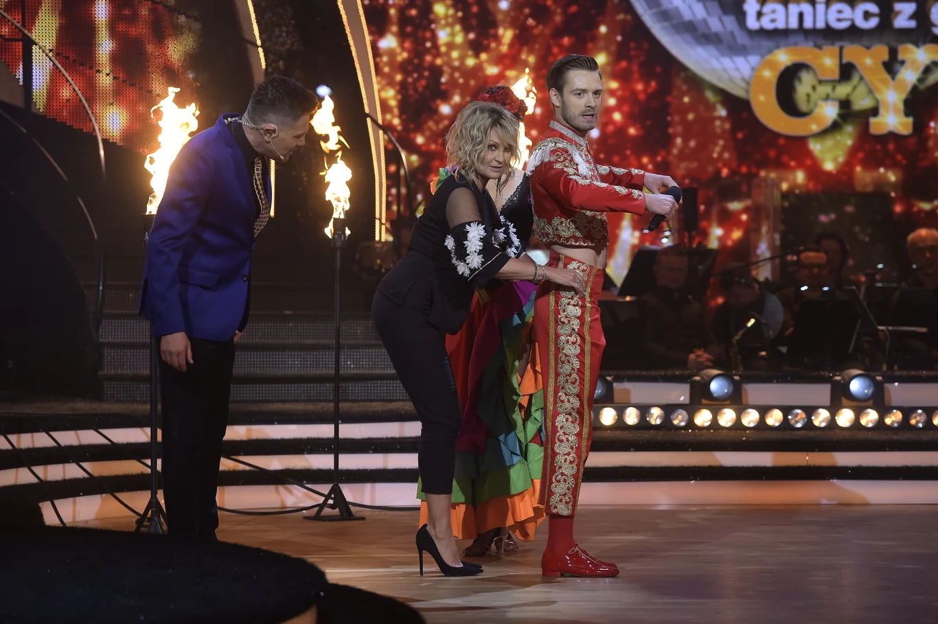 Iwona Pavlović pokazuje Michałowi Korczowi, jak powinna wyglądać prawidłowa sylwetka