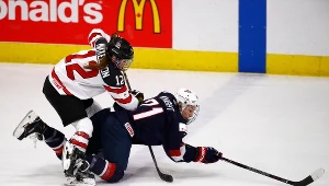 Hilary Knight #21 walczy nawet leżąc. Tu z Kanadyjką Meaghan Mikkelson.