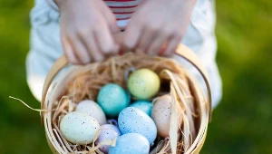 Jak naturalnie zabarwić pisanki? Domowe sposoby na kolorowe jajka 