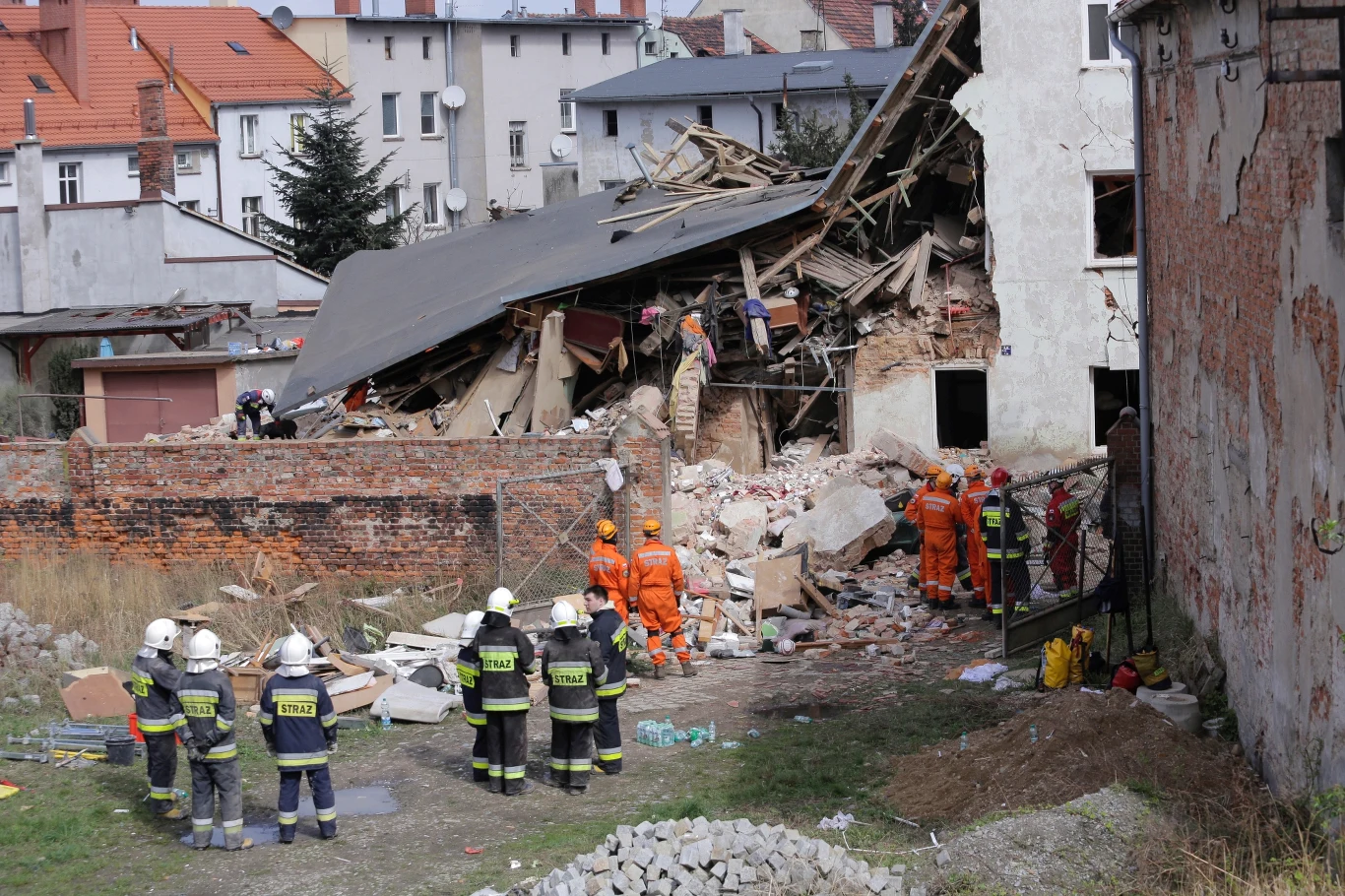 Strażacy i ratownicy na miejscu wypadku Strażacy i ratownicy na miejscu wypadku