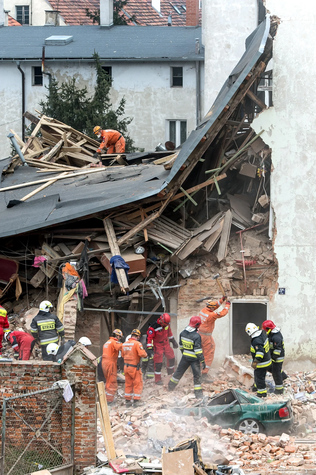 Strażacy i ratownicy na miejscu wypadku Strażacy i ratownicy na miejscu wypadku