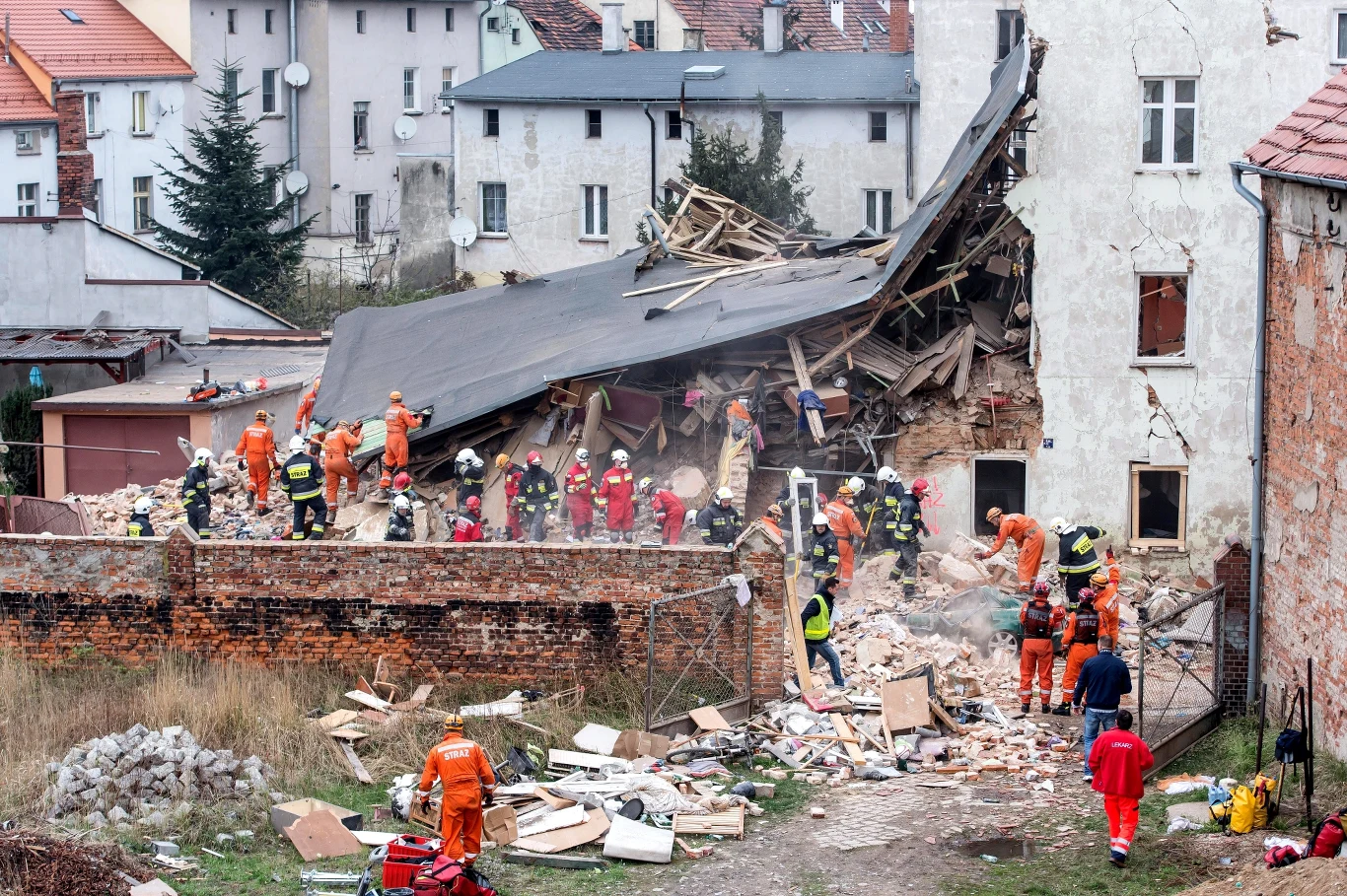 Strażacy i ratownicy na miejscu wypadku Strażacy i ratownicy na miejscu wypadku